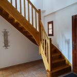 Helping Hands - Maison Vézac - entrée avec escalier