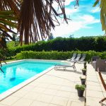 Helping Hands - Maison Vézac - terrasse avec piscine