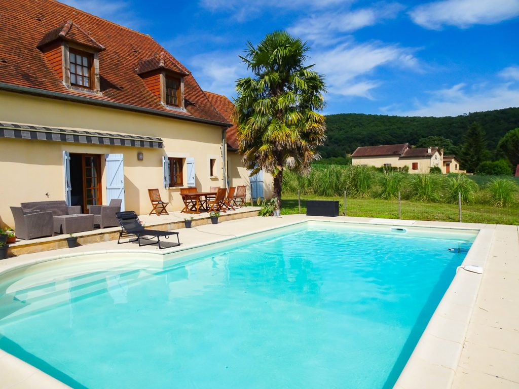 Helping Hands - Maison Vézac - terrasse avec piscine, transates, table et chaises à de jardin