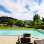 Helping Hands - Maison Vézac - terrasse avec piscine vue sur le terrain
